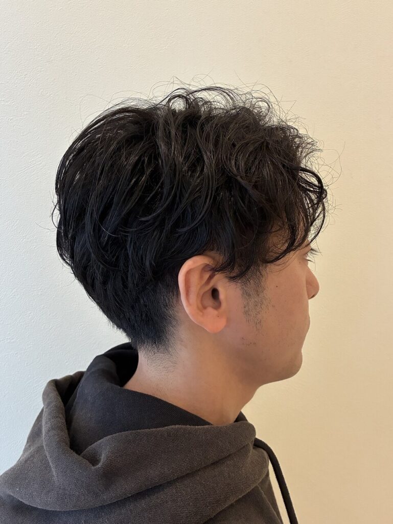 センターパート×ウェーブパーマ